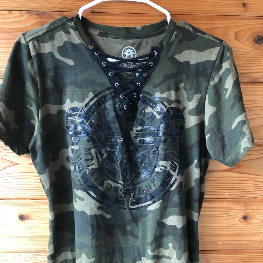 American Fighter Womens v neck tshirt size L but fits a M